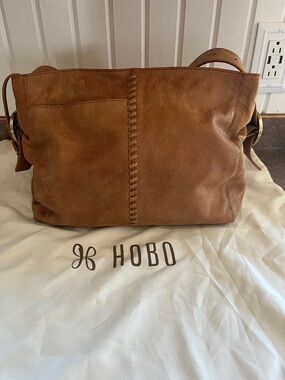 HOBO Render shoulder bag in the color whiskey.